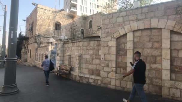 Jerusalem, Israel - October 20, 2019: tourists walk the streets of the modern city part 12 — 图库视频影像