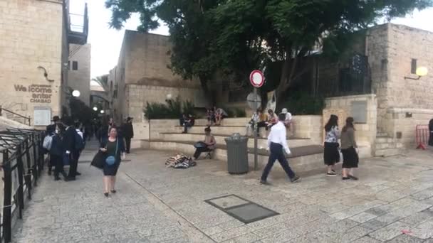 Jerusalém, Israel - 20 de outubro de 2019: turistas caminham pelas ruas da cidade moderna parte 2 — Vídeo de Stock