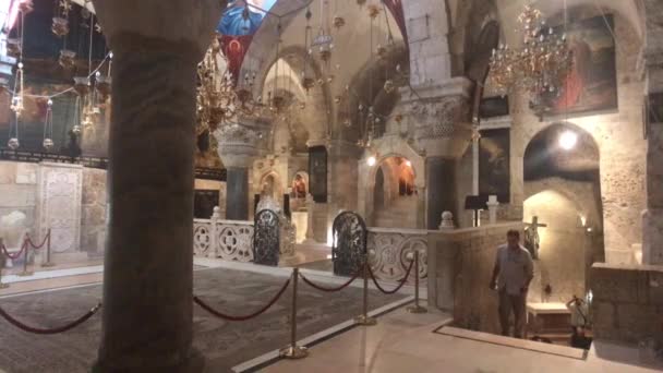 Jerusalem, Israel - October 20, 2019: tourists walk through the inner halls of the cathedral — Stockvideo