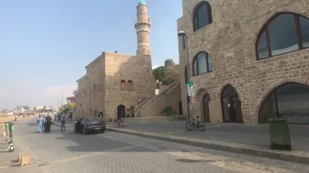 Tel Awiw, Izrael - 22 października 2019: turyści zwiedzają historyczną część miasta 2 — Wideo stockowe