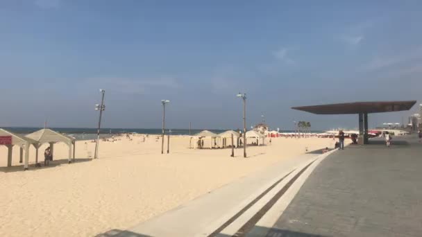 以色列特拉维夫- 2019年10月22日：游客在3号海域沐浴 — 图库视频影像
