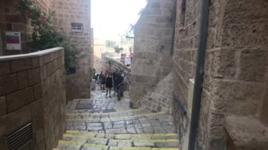 Tel Aviv, İsrail - 22 Ekim 2019: Turistler şehrin tarihi kısmını keşfediyorlar.