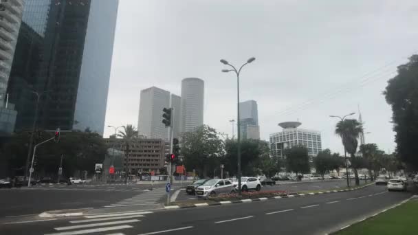 Tel Aviv, Izrael - 2019. október 22.: turisták a modern városrész utcáin 17 — Stock videók