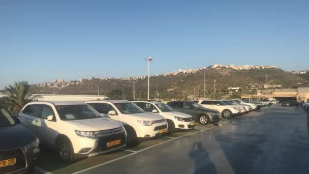 Haifa, Israël - parkeerplaats op het dak van het gebouw — Stockvideo