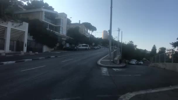 Haifa, Israël - straten van de avondstad — Stockvideo