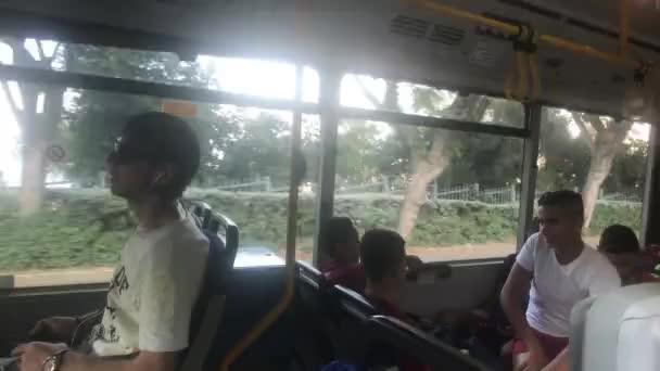 Haifa, Izrael - 22. října 2019: turisté nastupují do autobusu — Stock video