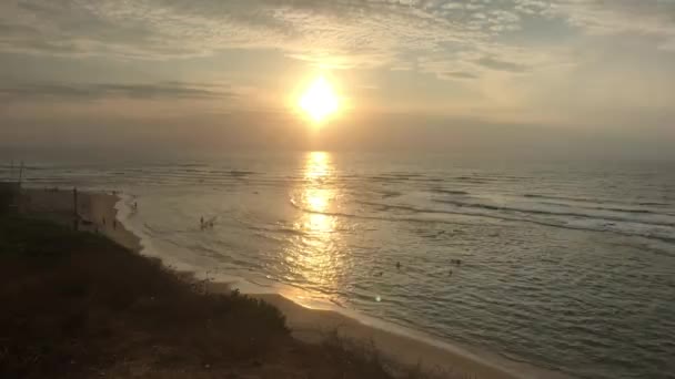 テルアビブ,イスラエル- 2019年10月22日:観光客はビーチでリラックスパート6 — ストック動画