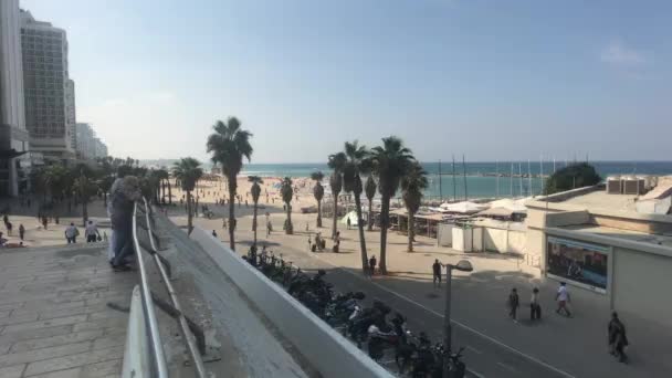 Tel Aviv, Israel - 22 de octubre de 2019: los turistas caminan por el paseo marítimo — Vídeos de Stock