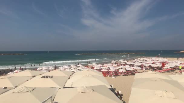 Tel Aviv, Israël - 22 octobre 2019 : Les touristes se baignent dans la mer — Video