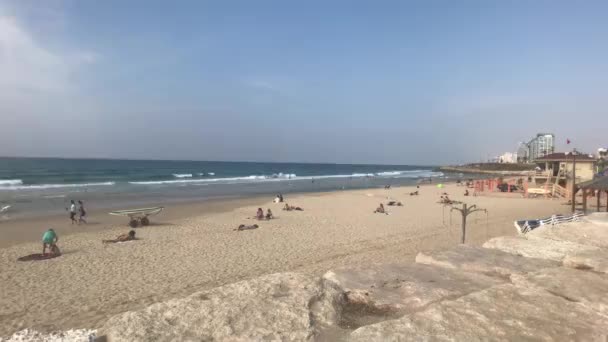 Tel Aviv, Israel - 22 de octubre de 2019: los turistas se relajan en la playa — Vídeo de stock