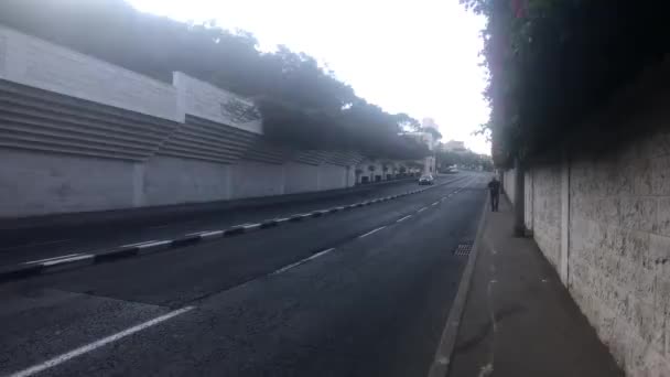 Haifa, Israël - 22 oktober 2019: toeristen lopen door een lege straat deel 4 — Stockvideo