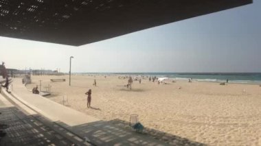 Tel Aviv, İsrail - 22 Ekim 2019: turistler gezinti güvertesi boyunca yürür