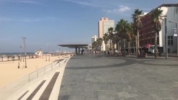 Tel aviv, israel - 22. Oktober 2019: Touristen spazieren entlang der Promenade Teil 11 — Stockvideo