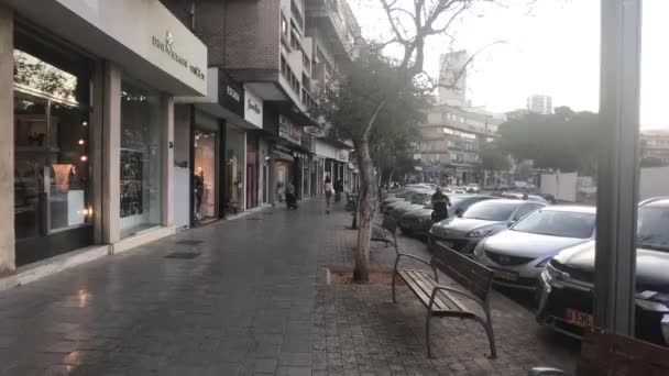以色列特拉维夫- 2019年10月22日：现代城市第12部分街道上的游客 — 图库视频影像
