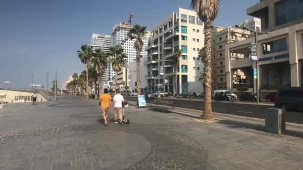 Tel Aviv, Izrael - 2019. október 22.: turisták a modern város utcáin 13. rész — Stock videók