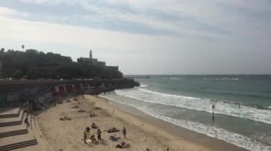 Tel Aviv, İsrail - 22 Ekim 2019: turistler plajın 5.