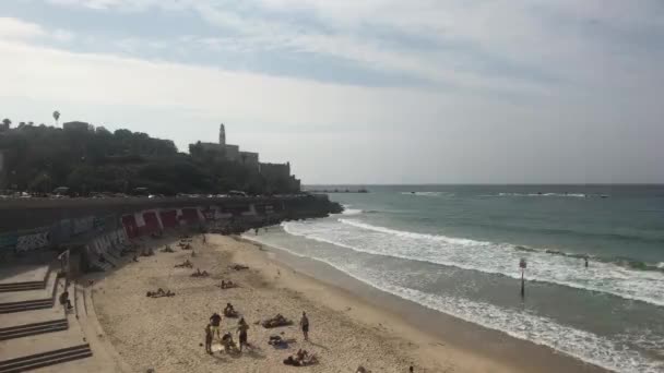 Tel Aviv, Izrael - 2019. október 22.: a turisták pihenhetnek a strandon 5. rész — Stock videók