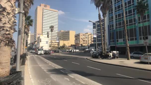 Tel Aviv, Israel - 22 de octubre de 2019: los turistas caminan a lo largo del paseo marítimo parte 6 — Vídeo de stock