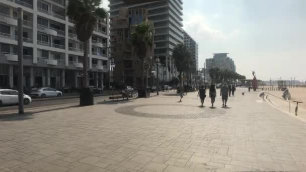 Tel Aviv, Israël - 22 oktober 2019: toeristen op straat in een moderne stad deel 7 — Stockvideo