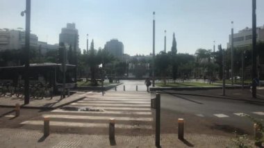 Tel Aviv, İsrail - 22 Ekim 2019: Turist yaya geçidinde yürüyor