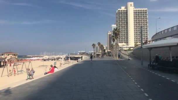 Tel Aviv, Israel - 22 Oktober 2019: turis berjalan di sepanjang bagian promenade 5 — Stok Video