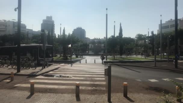 Tel Aviv, Israel - 22 de outubro de 2019: passeios turísticos através da travessia de pedestres — Vídeo de Stock