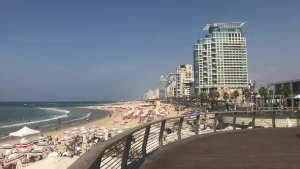 Tel Aviv, Israël - 22 octobre 2019 : les touristes marchent le long de la promenade partie 17 — Video