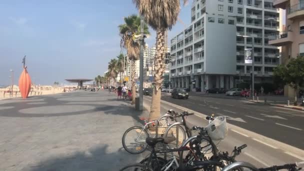 Tel Awiw, Izrael - 22 października 2019: turyści na ulicach nowoczesnego miasta część 6 — Wideo stockowe