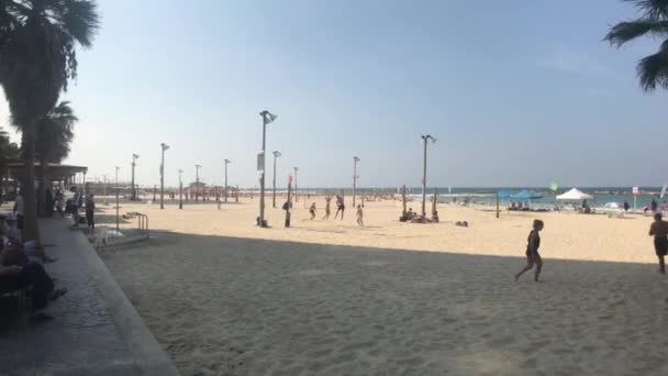 Tel Aviv, Israel - 22 de octubre de 2019: los turistas caminan a lo largo del paseo marítimo parte 3 — Vídeos de Stock