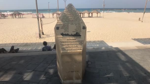 Tel Aviv, Israël - 22 octobre 2019 : les touristes s'assoient sur un banc et regardent la mer — Video