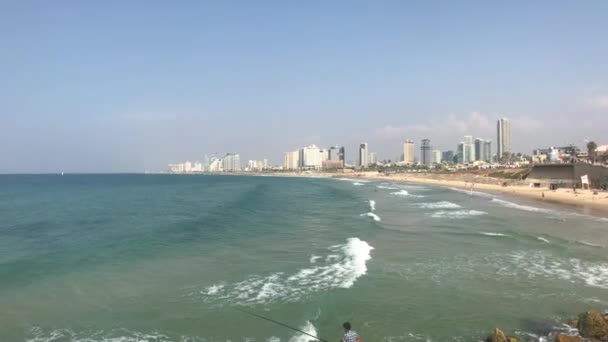 Tel Aviv, Israel - 22 de outubro de 2019: os turistas relaxam na praia parte 4 — Vídeo de Stock