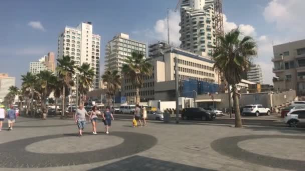 以色列特拉维夫- 2019年10月22日：现代城市第八部分街道上的游客 — 图库视频影像