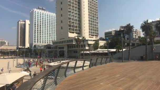 Tel Aviv, Israel - 22 de octubre de 2019: los turistas practican deportes en la playa — Vídeos de Stock