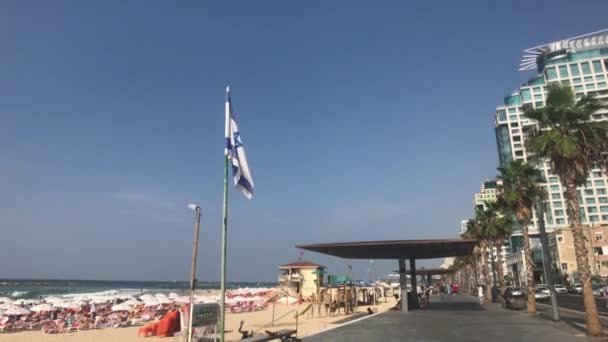 以色列特拉维夫- 2019年10月22日：游客漫步在16号人行道上 — 图库视频影像
