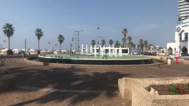 Tel Aviv, Israel - 22 de octubre de 2019: los turistas caminan en un movimiento circular — Vídeos de Stock