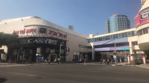 Тель-Авив, Израиль - 22 октября 2019 года: туристы проходят мимо торгового центра — стоковое видео