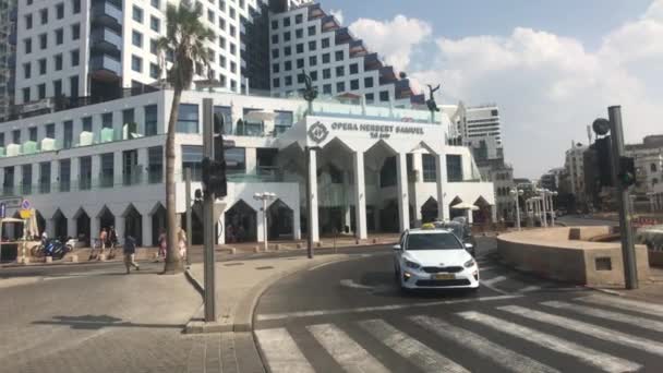 Tel Aviv, Israel - 22 de outubro de 2019: turistas caminham pela cidade perto do mar — Vídeo de Stock