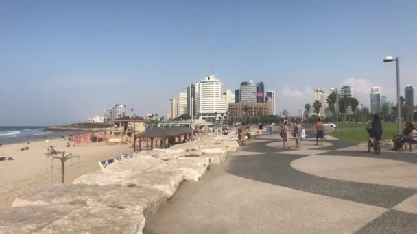 Tel Aviv, Israel - October 22, 2019: tourists walk along the promenade part 13 — 비디오