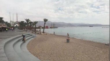 Eilat, İsrail - 24 Ekim 2019: Turistler denizde yıkanma kısmı 7