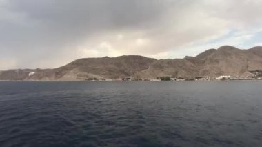 Eilat, İsrail - Dağlara tepeden bakan denizde yürü