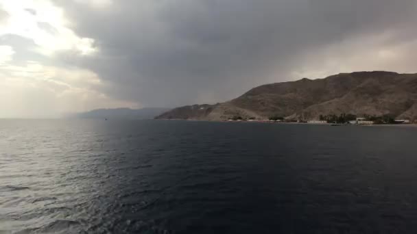 Eilat, Izrael - Séta a tengeren egy turistahajón az eső előtt rész 18 — Stock videók