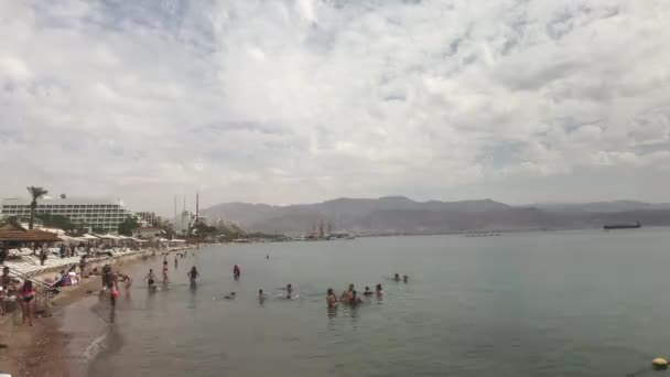 Eilat, Izrael - 2019. október 24.: Turisták fürdenek a tengerben — Stock videók