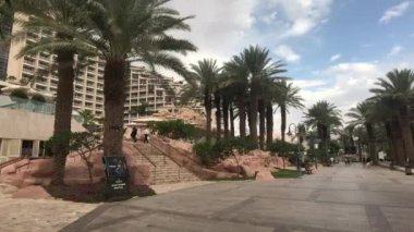Eilat, İsrail - 24 Ekim 2019: turistler turizm kenti 13. bölümün etrafından dolaşıyorlar
