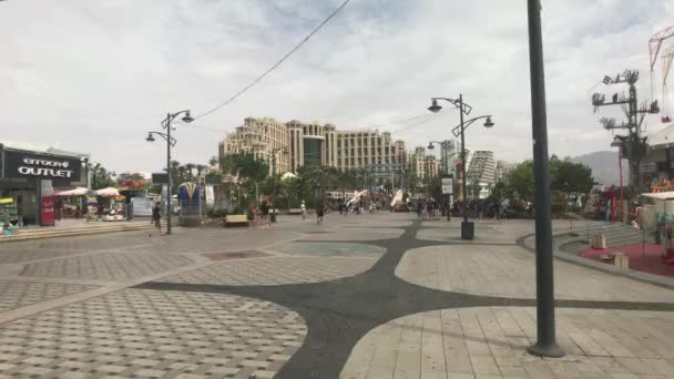 Eilat, Israël - 24 oktober 2019: toeristen wandelen rond de bezienswaardigheden van de toeristische stad deel 5 — Stockvideo