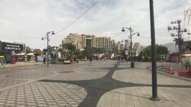 Eilat, Israel - 24 de octubre de 2019: los turistas caminan por los sitios de la ciudad turística parte 5 — Vídeos de Stock