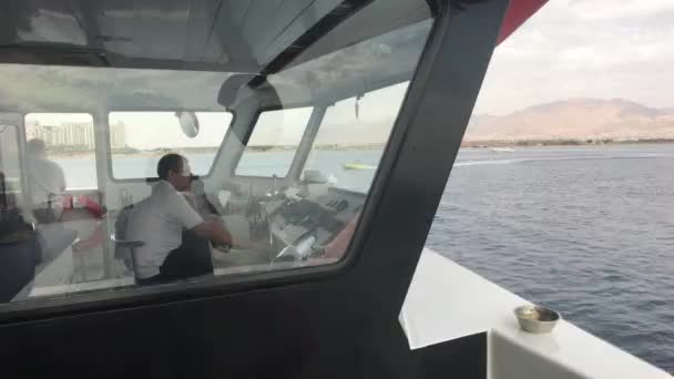 Eilat, Israel - 24 de outubro de 2019: Capitão na cabine controla o navio — Vídeo de Stock