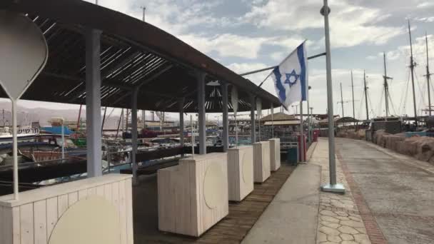 Eilat, Izrael - zászló lóg a rakparton — Stock videók