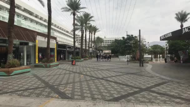 에일라, 이스라엘 - 2019 년 10 월 24 일: 관광객들 이 관광 도시 지역 2 구역 주변을 걸어 다닌다 — 비디오