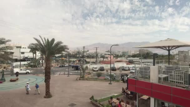 Eilat, Israël - 24 oktober 2019: toeristen lopen door de straten van de stad deel 6 — Stockvideo