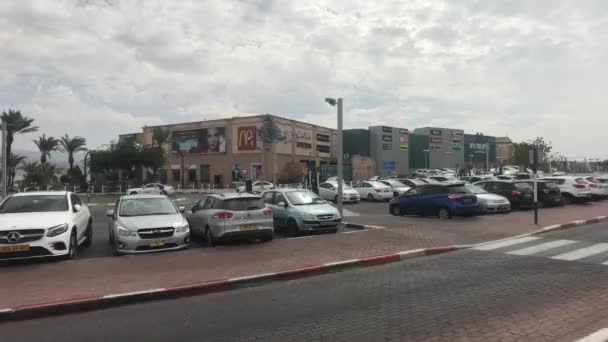 Ейлат (Ізраїль) - транспорт, що рухається вулицями курортного міста 13 — стокове відео